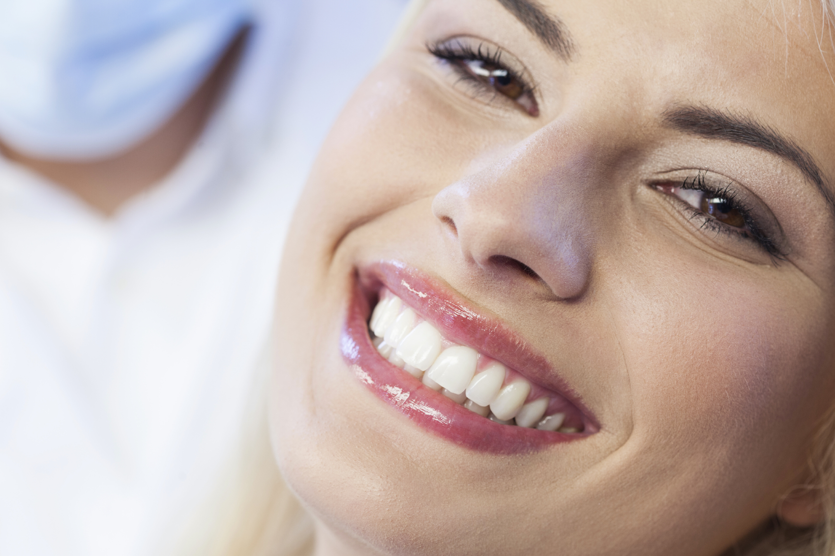 Фото: дентальная имплантация делает улыбку красивой, восстанавливая зубы