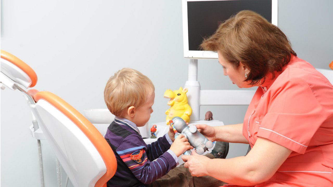  Фото: В качественной стоматологии индивидуальный подход к ребенку врач находит в игровой форме