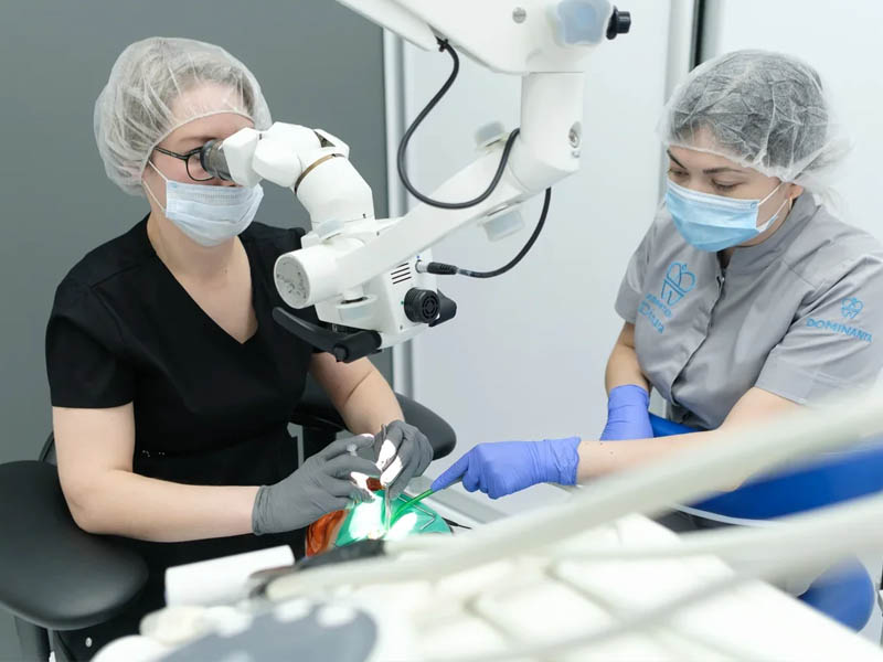 Фото: Микроскоп применяют для лечения зубов и удаления сколотого инструмента в канале
