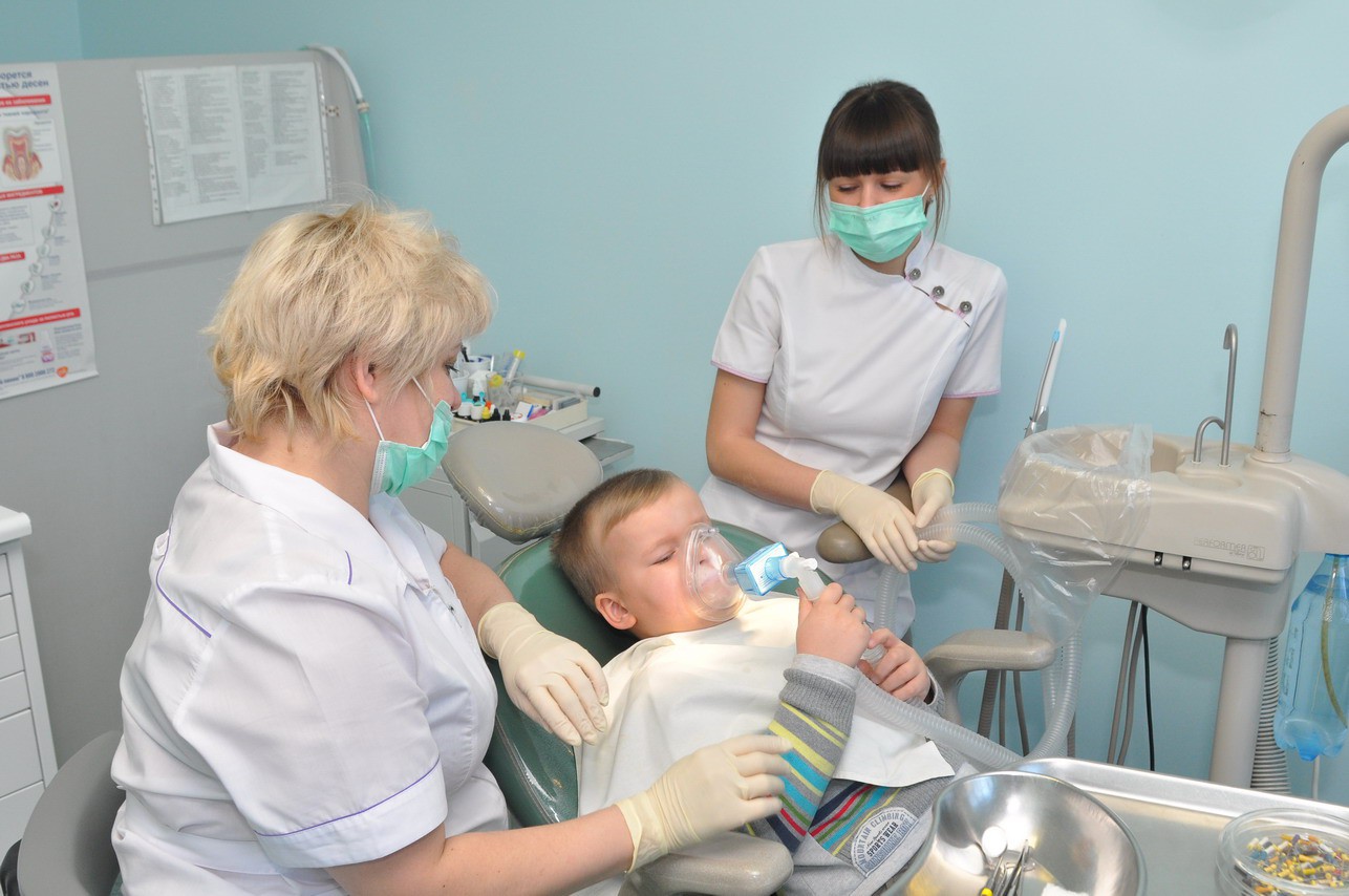  Фото: Под анестезией детям лечат зубы только в крайних случаях