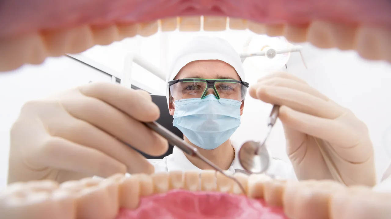 Фото: Цена лечения зубов под микроскопом полностью окупается качеством процедуры
