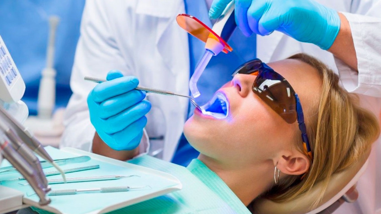 Фото: перед тем, как узнать, сколько стоит чистка зубов в клинике, поинтересуйтесь квалификацией врача